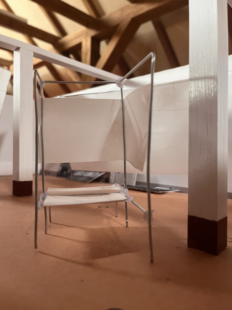 Modell aus Papier, Pappe und Metallstäben zur Ausstellung Zeichen. Sprachen. Stadtraum. im Museum Neukölln