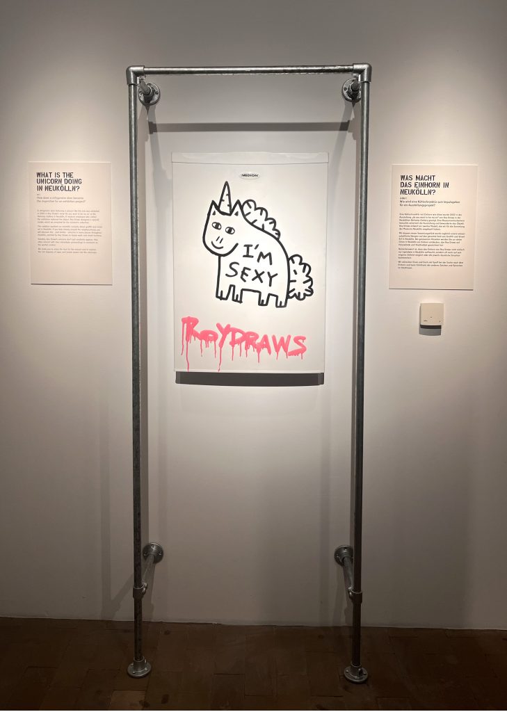 EInführungsmodul mit einer Kühlschranktür mit Graffiti-Motiv EInhorn von Roy Draws