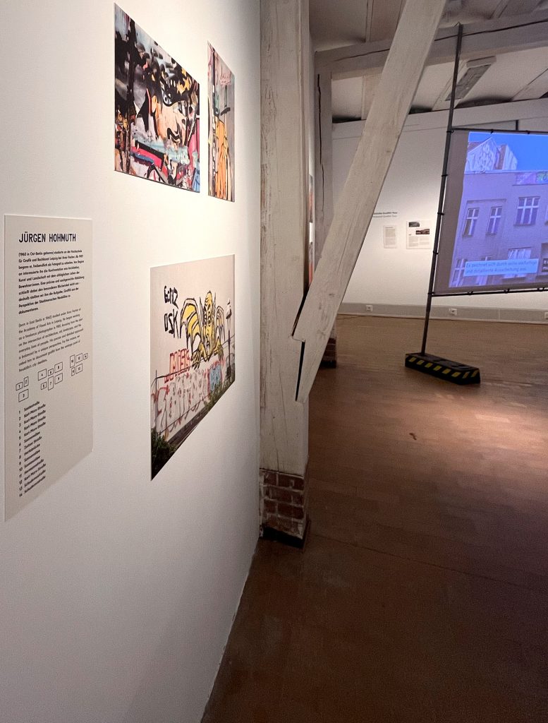 Ausstellungsraum im Museum Neukölln, Fotografien an den Wänden